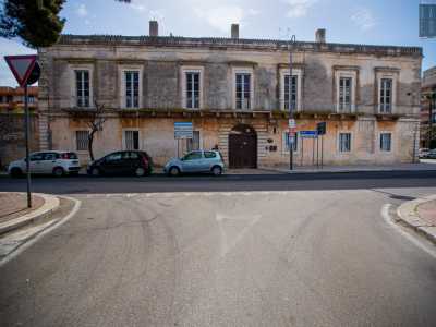 ...passando poi per la zona pi� antica del quartiere, comunemente conosciuta come "S�p�a Pal�ise" ("Sopra a Palese"), nei pressi di Palazzo Capitaneo